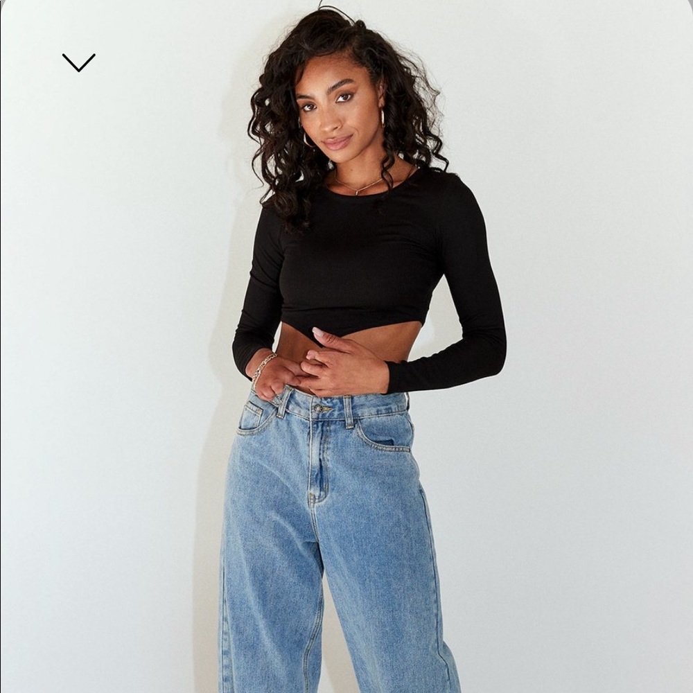 black long sleeve crop top